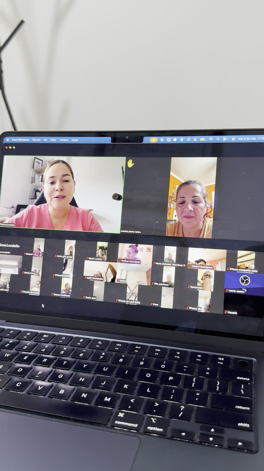 Ginna dando una clase en vivo con psicólogas conectadas desde sus casas